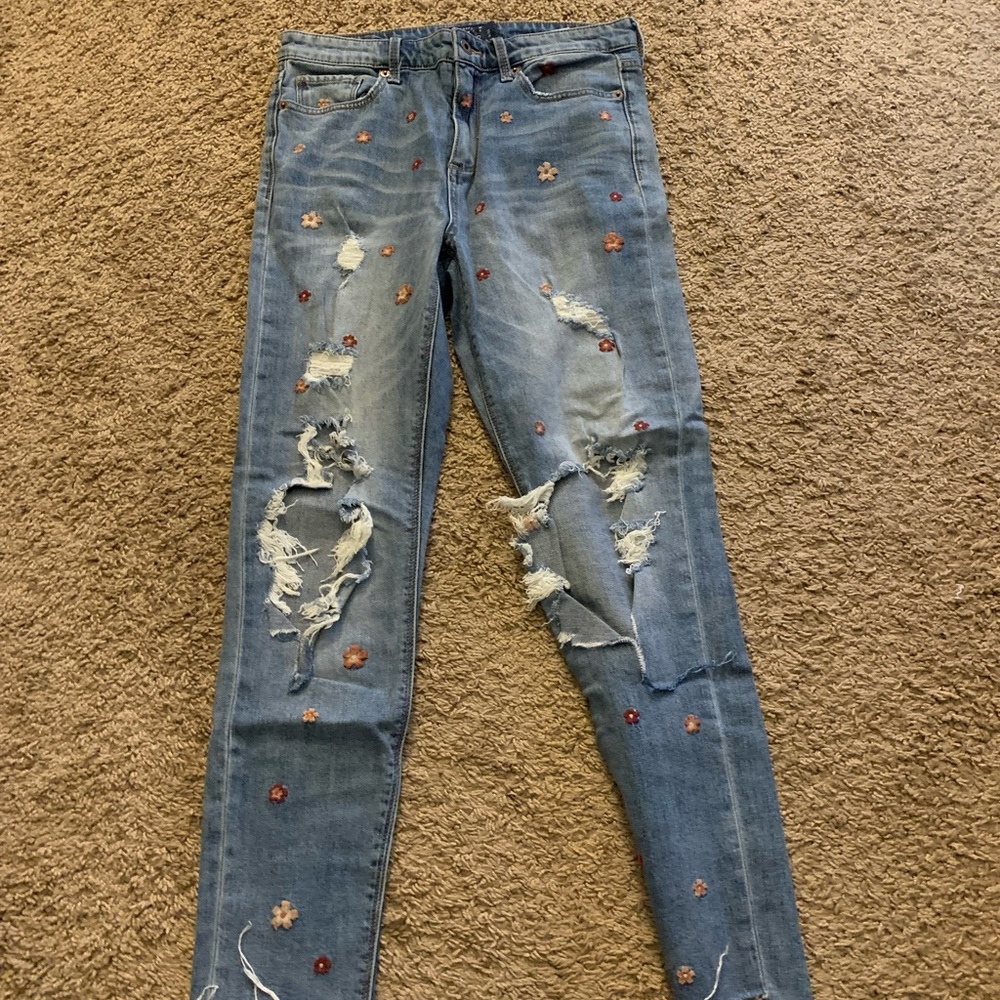 Vintage lucky jeans with distress and a floral pattern. Style: Bridgette skinny
